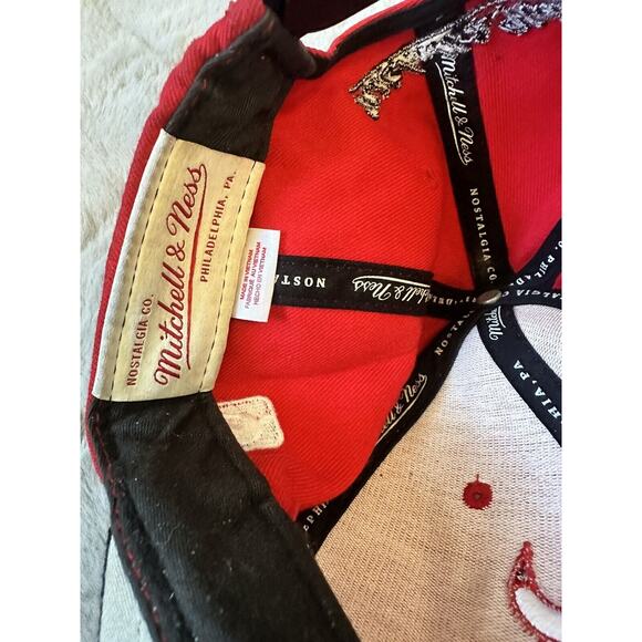 Mitchell & Ness NBA - Chicago Bulls Windy City HWC Red And Black Cap - Picture 7 of 7